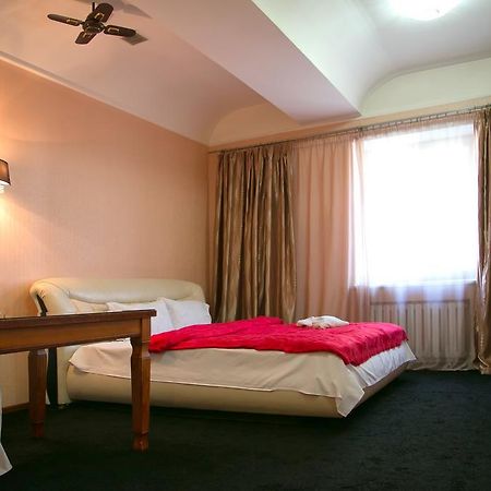 Qazybek Hotel Алмати Екстер'єр фото