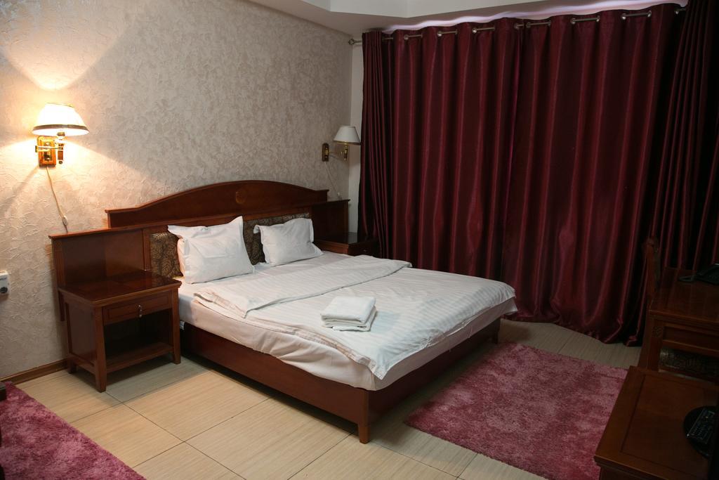 Qazybek Hotel Алмати Екстер'єр фото