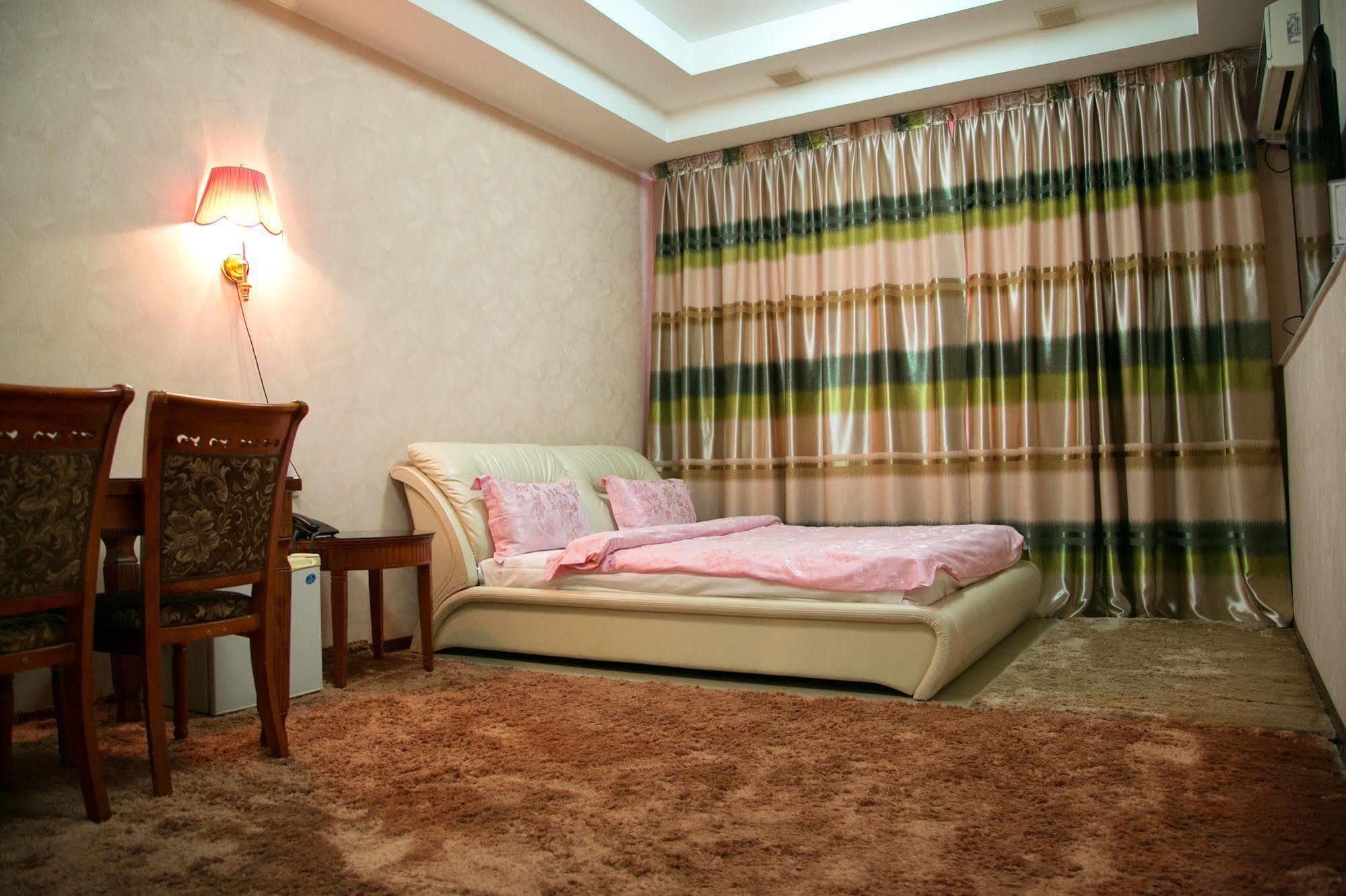Qazybek Hotel Алмати Екстер'єр фото