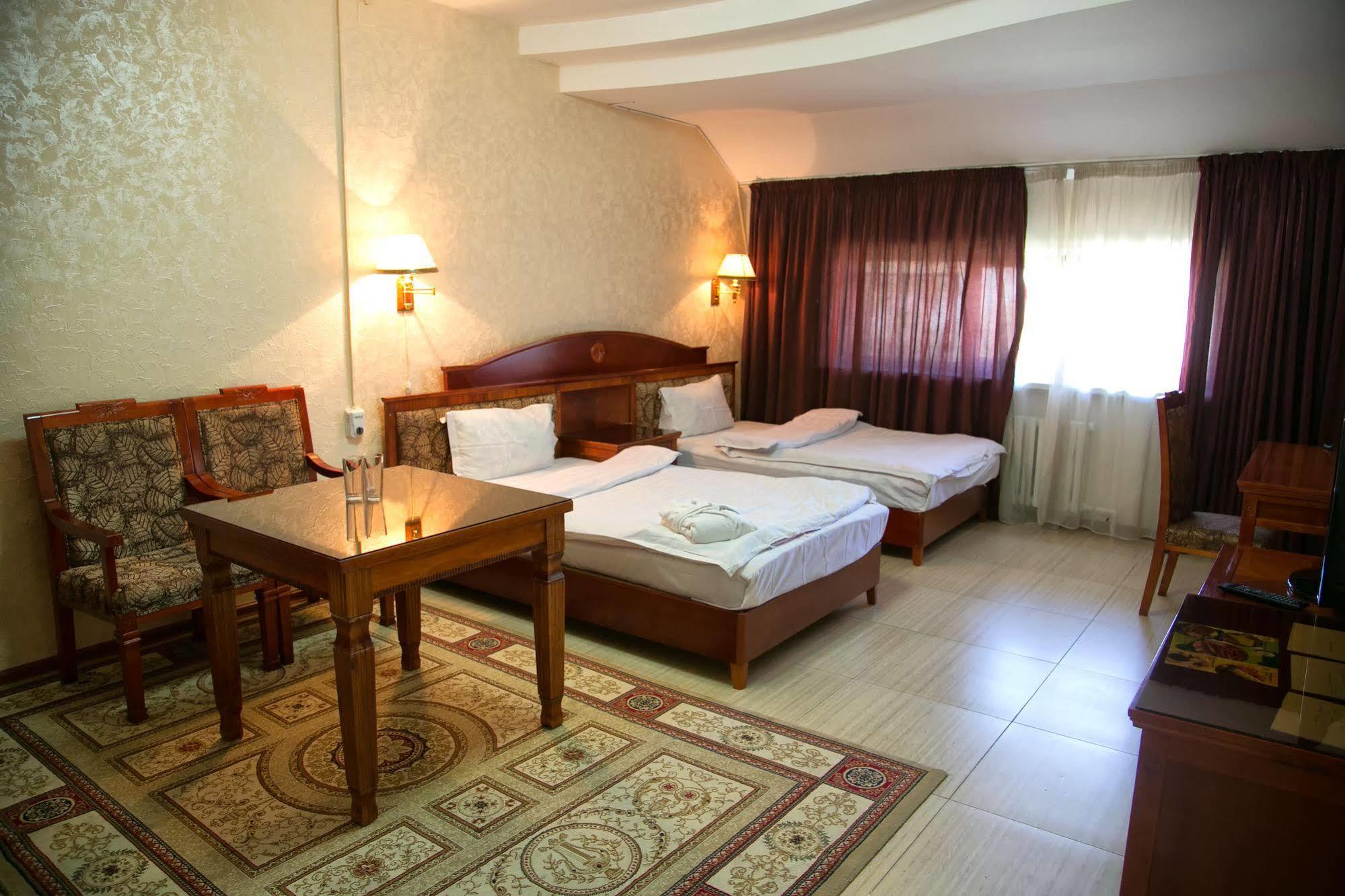 Qazybek Hotel Алмати Екстер'єр фото