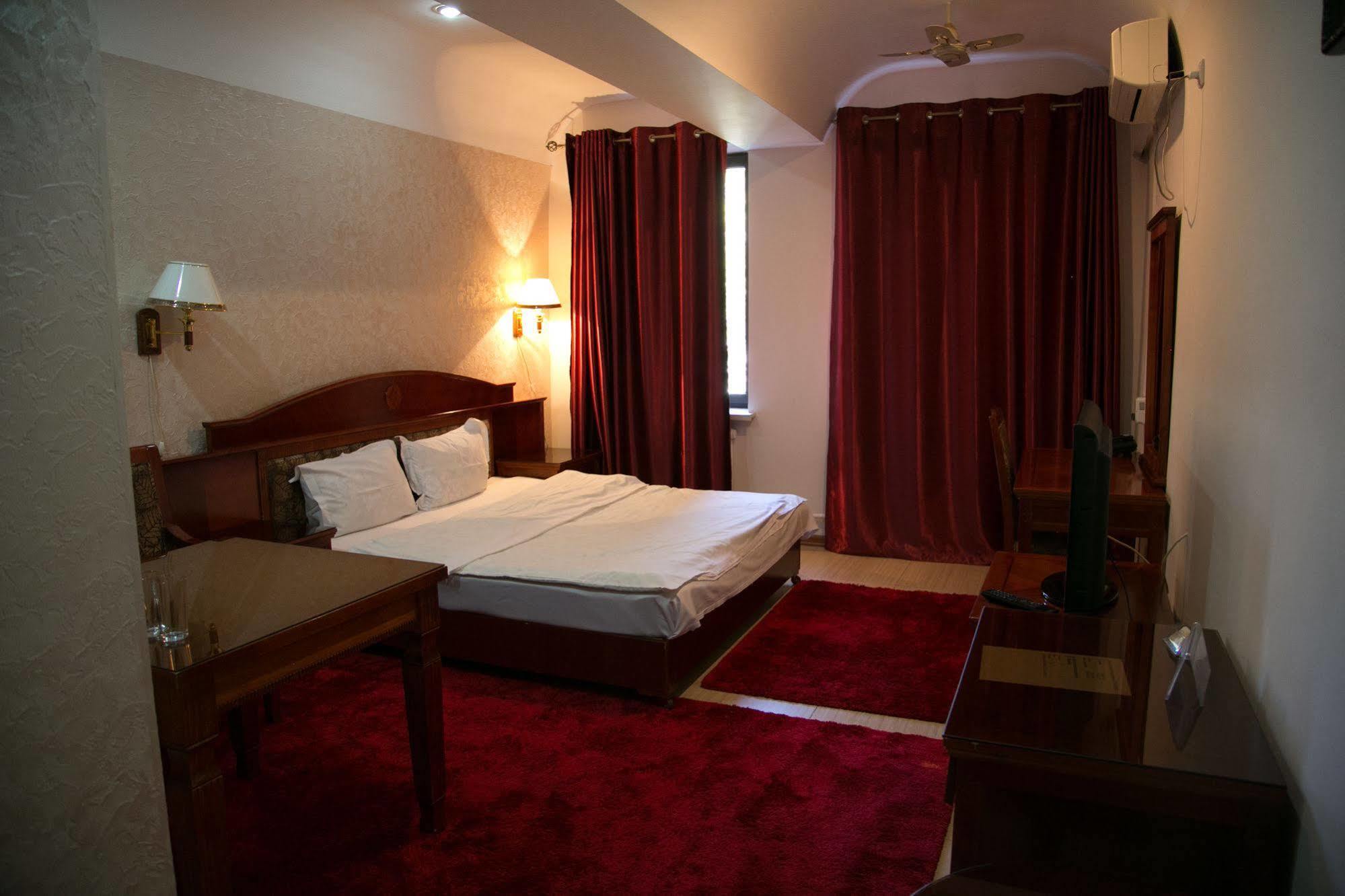 Qazybek Hotel Алмати Екстер'єр фото