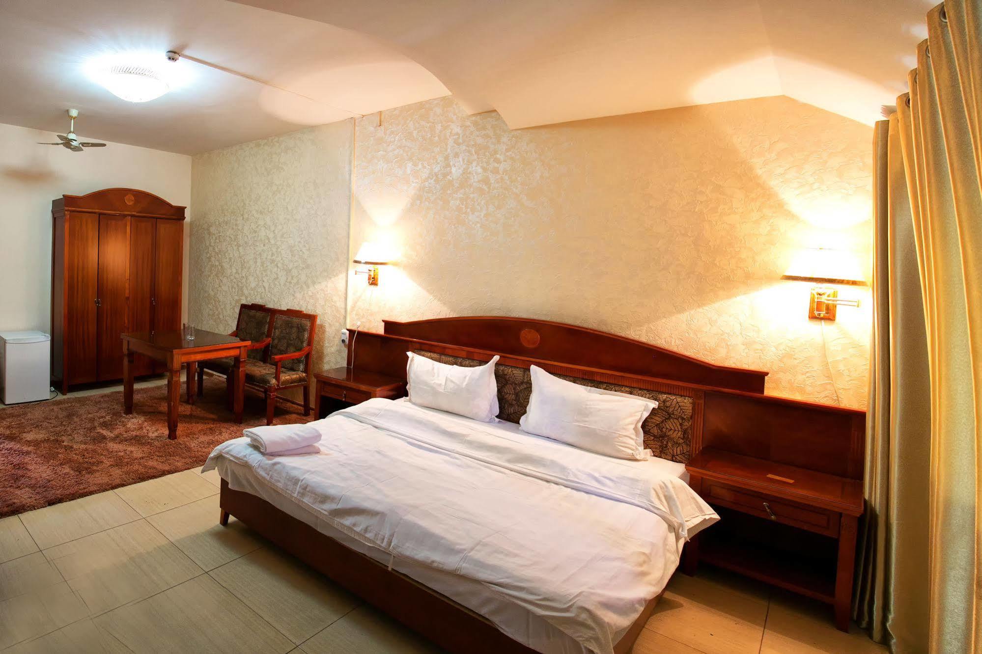 Qazybek Hotel Алмати Екстер'єр фото